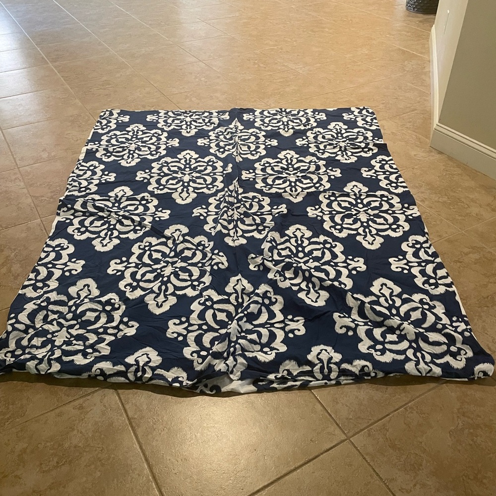 Pottery Barn reversible Twin Duvet Navy and White Medallion Print